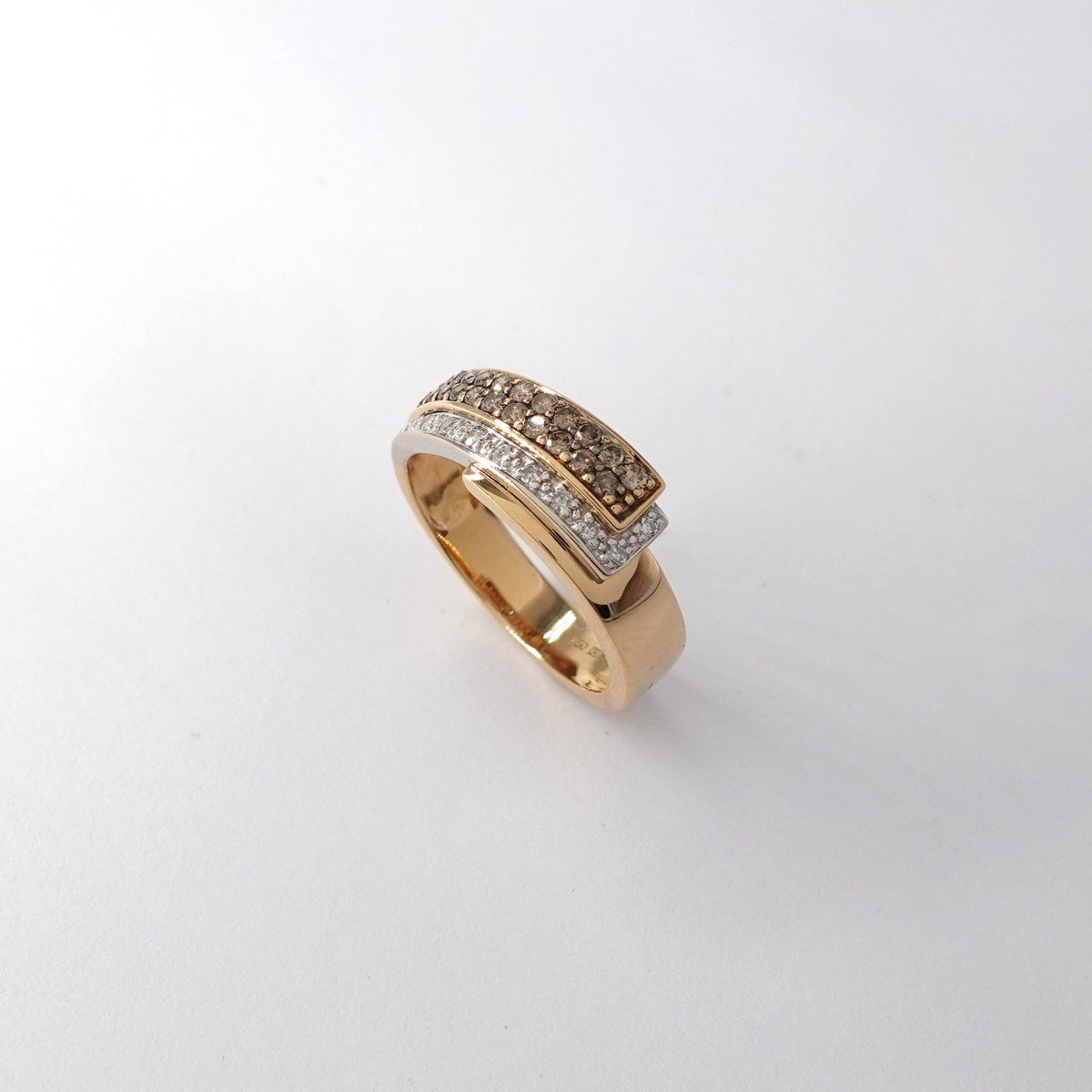 Anello Contrarié  con Diamanti Bianchi e Brown