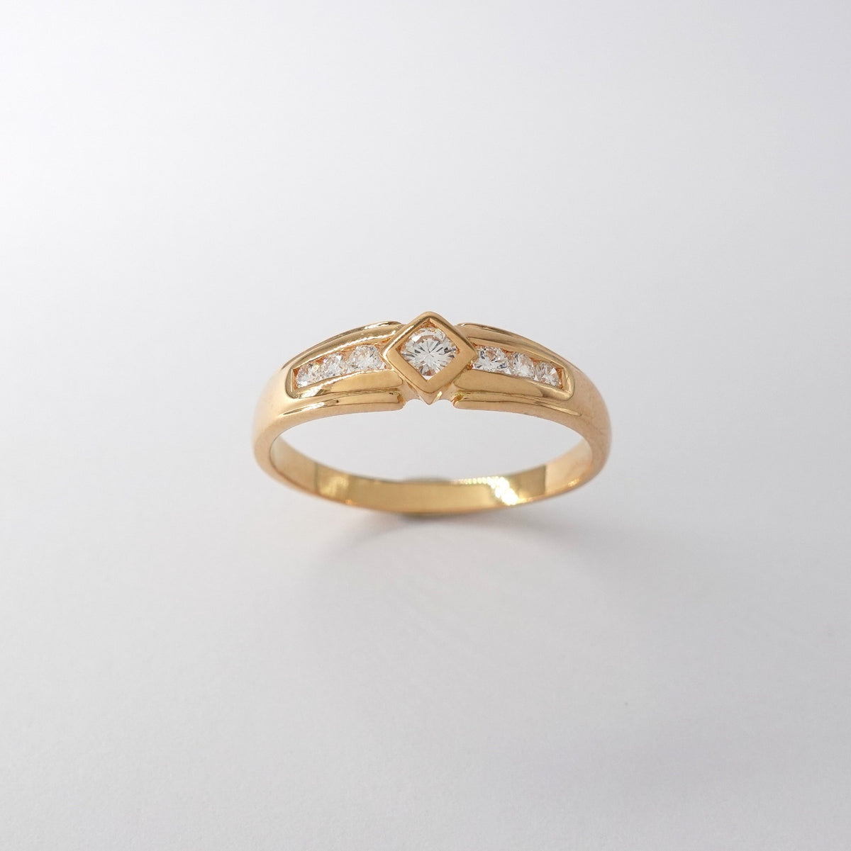 Anello Solitario Geometrico con Diamanti