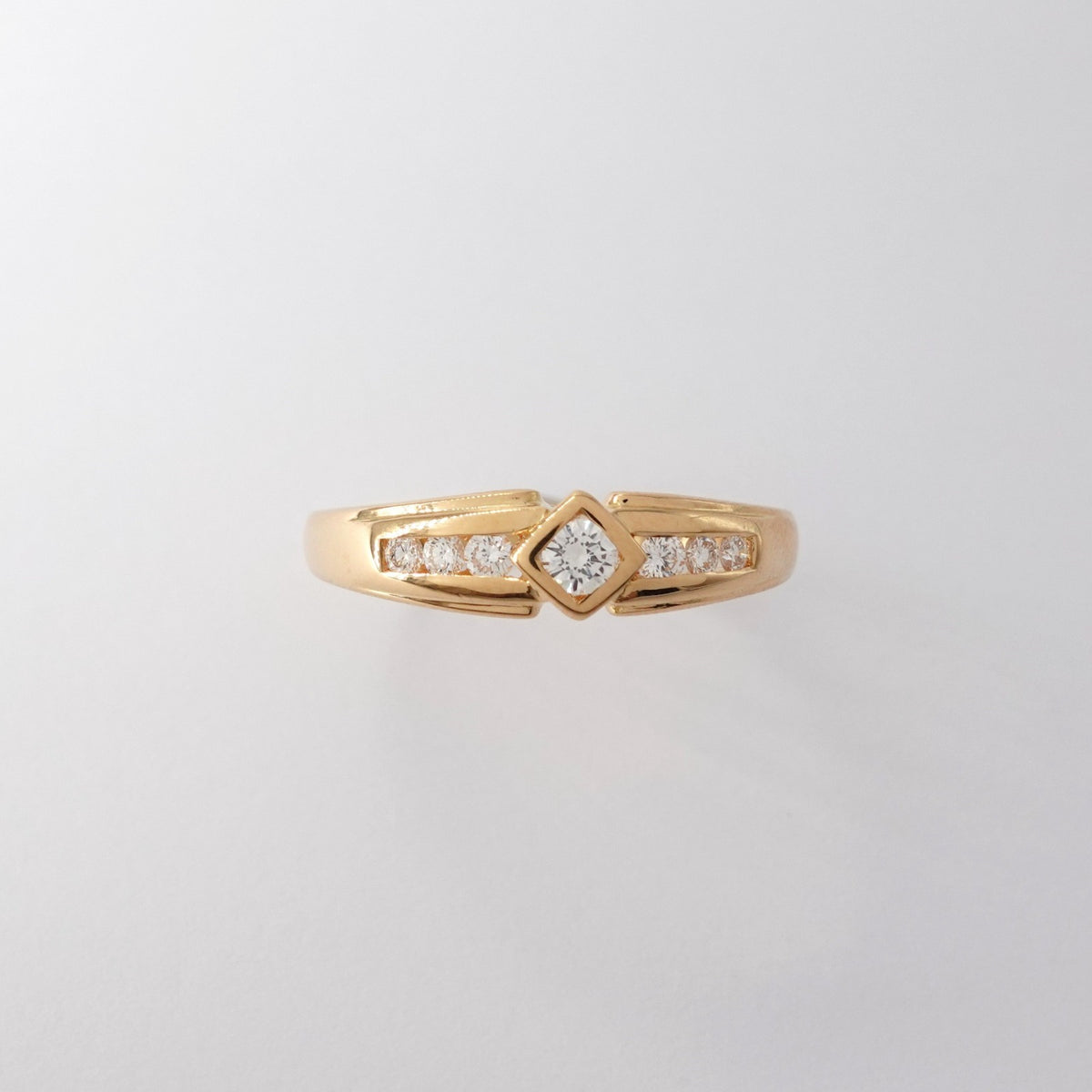 Anello Solitario Geometrico con Diamanti