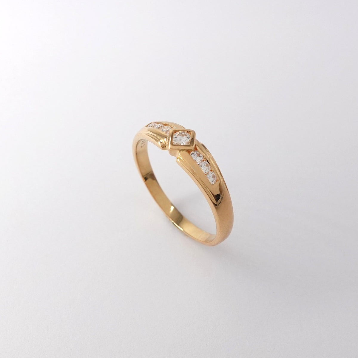 Anello Solitario Geometrico con Diamanti