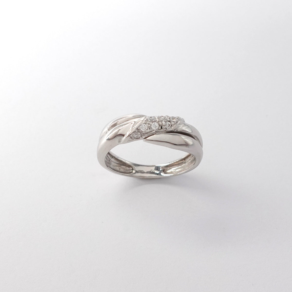 Anello a Intreccio Asimmetrico con Zirconi