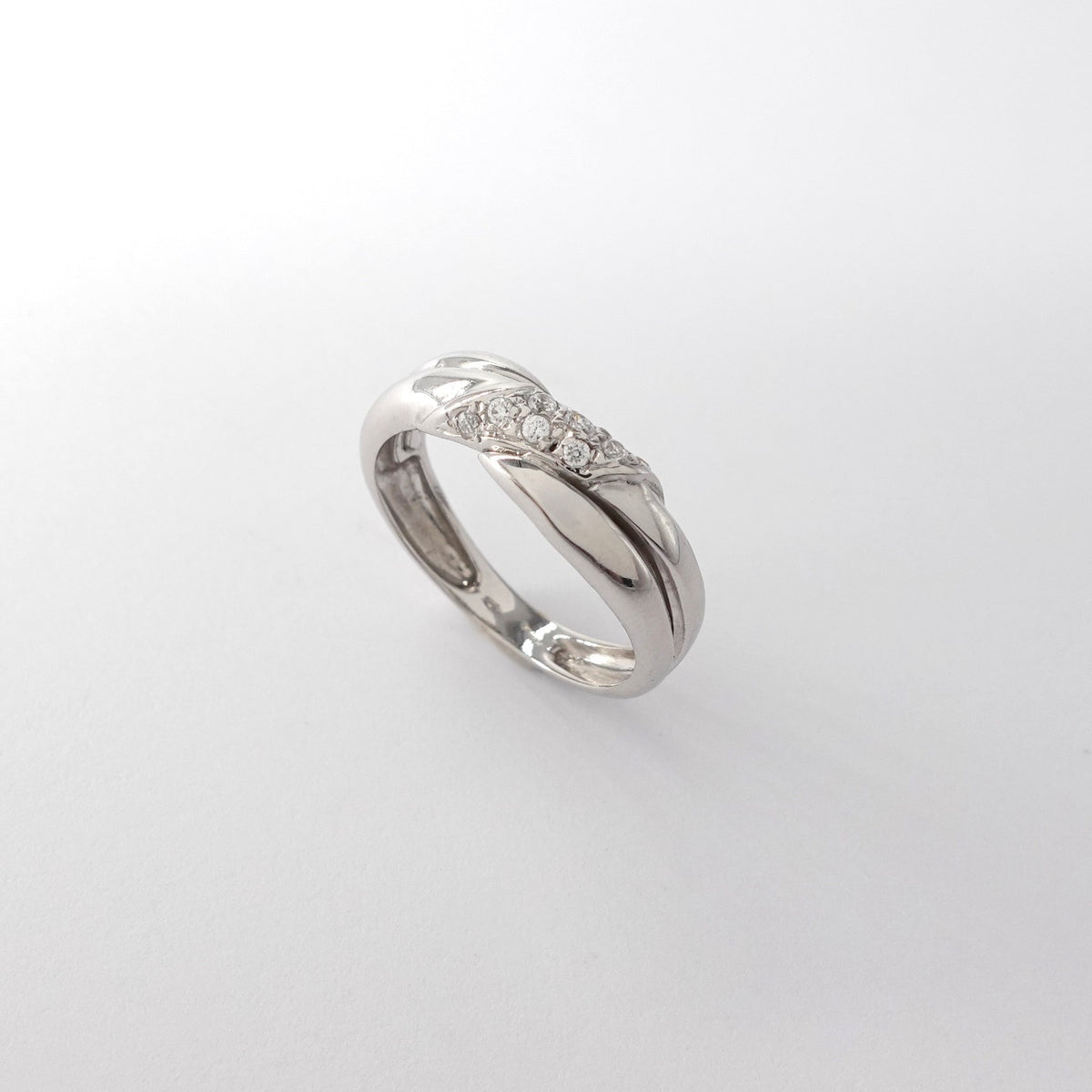Anello a Intreccio Asimmetrico con Zirconi