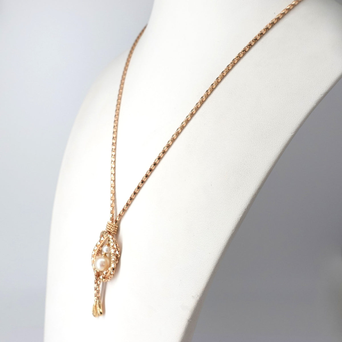 Girocollo a Maglia Tubolare Rosé  con Pendente e Perle Naturali