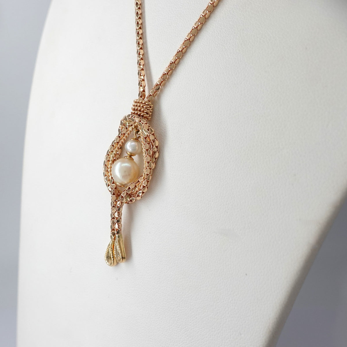Girocollo a Maglia Tubolare Rosé  con Pendente e Perle Naturali