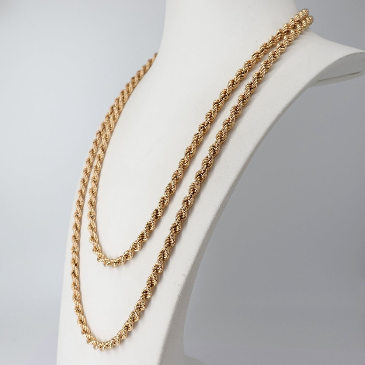Questa collana Extra lunga con maglia a  corda