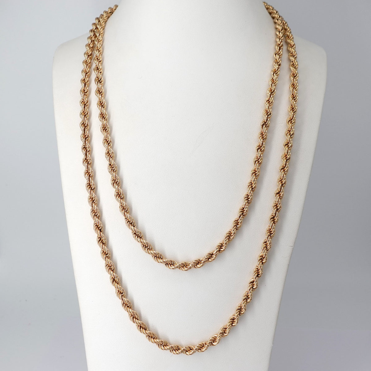 Questa collana Extra lunga con maglia a  corda