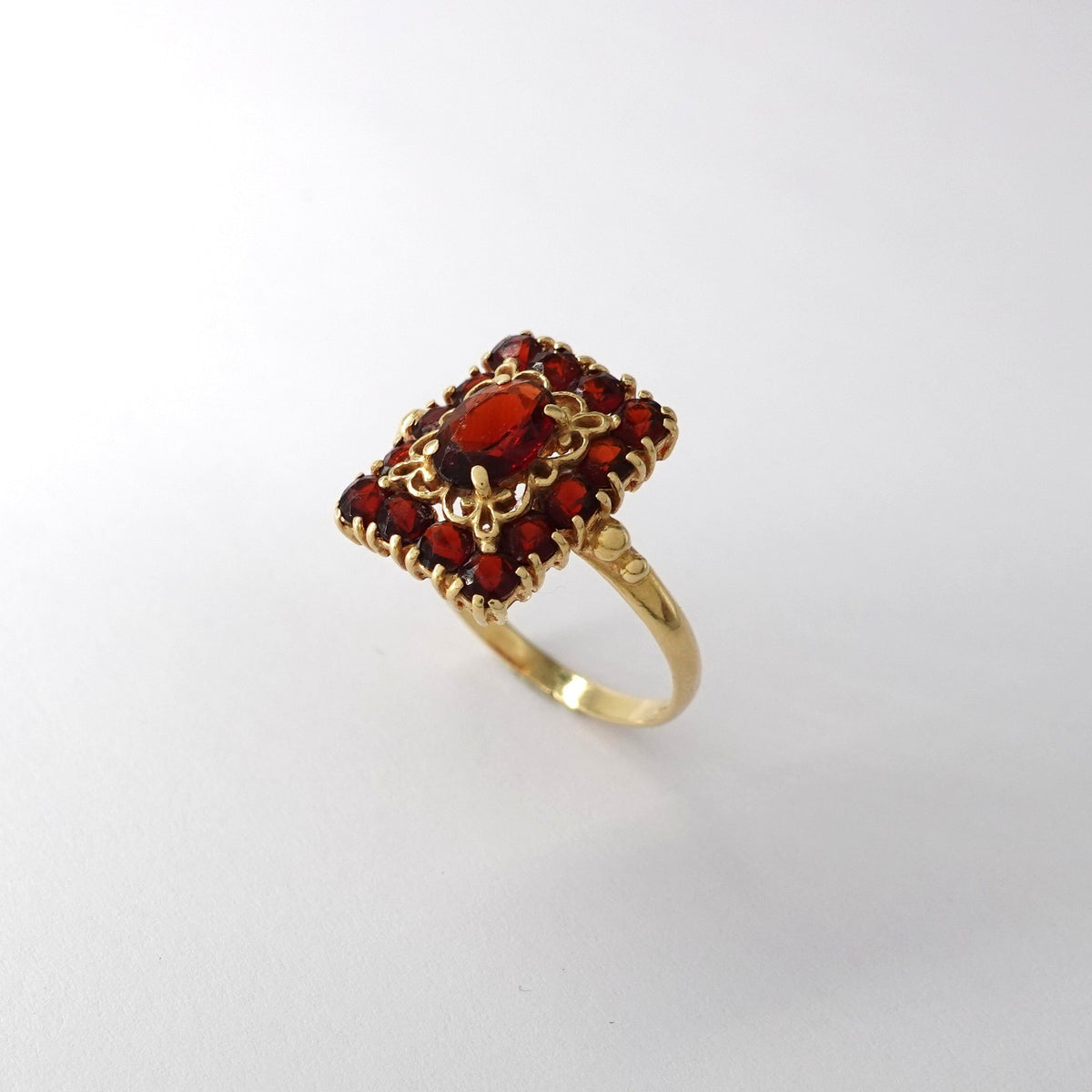 Anello Vintage  con Granati Rossi
