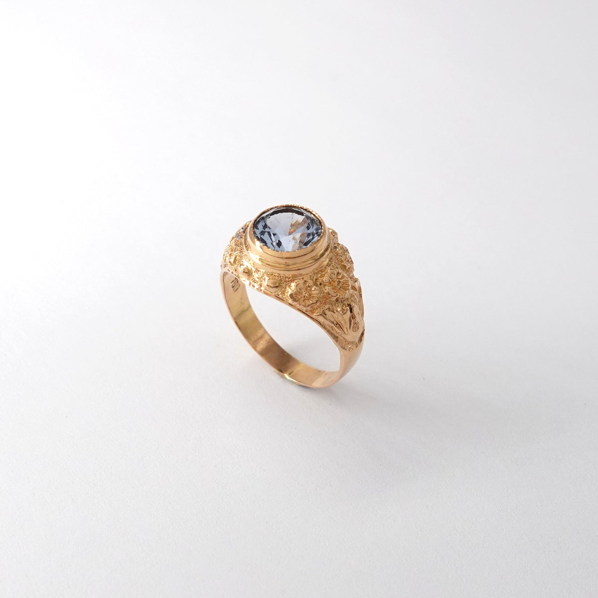 Anello Solitario Vintage  con Topazio Azzurro e Lavorazione Floreale