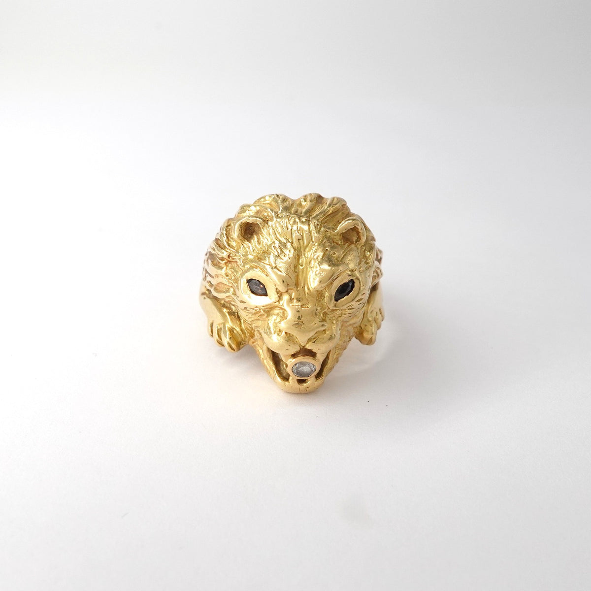 Anello  "Testa di Leone"  con Zirconi