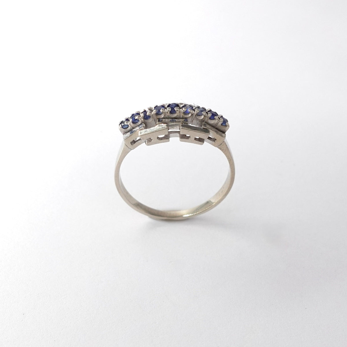 Anello a Riviera Geometrica Alternata con Zaffiri