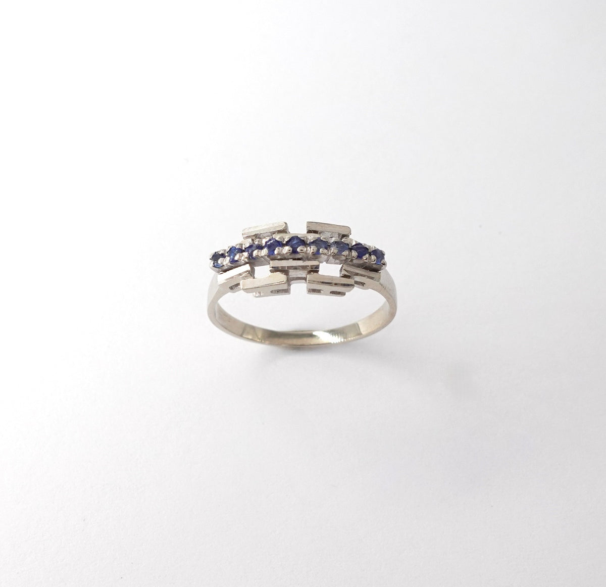 Anello a Riviera Geometrica Alternata con Zaffiri