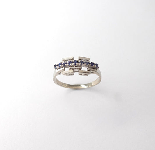 Anello a Riviera Geometrica Alternata con Zaffiri