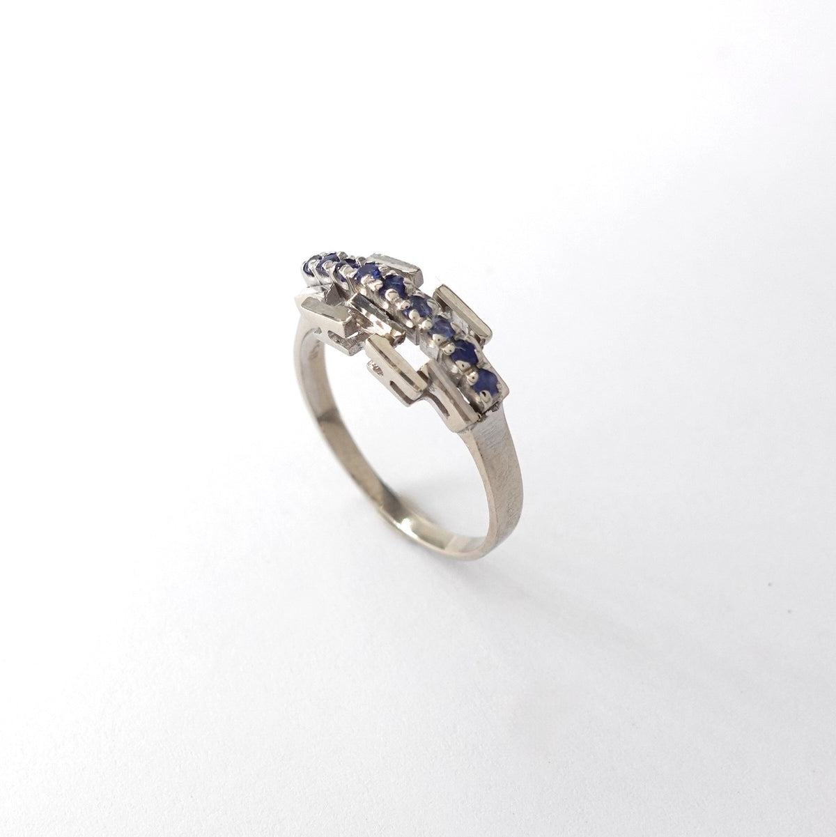 Anello a Riviera Geometrica Alternata con Zaffiri
