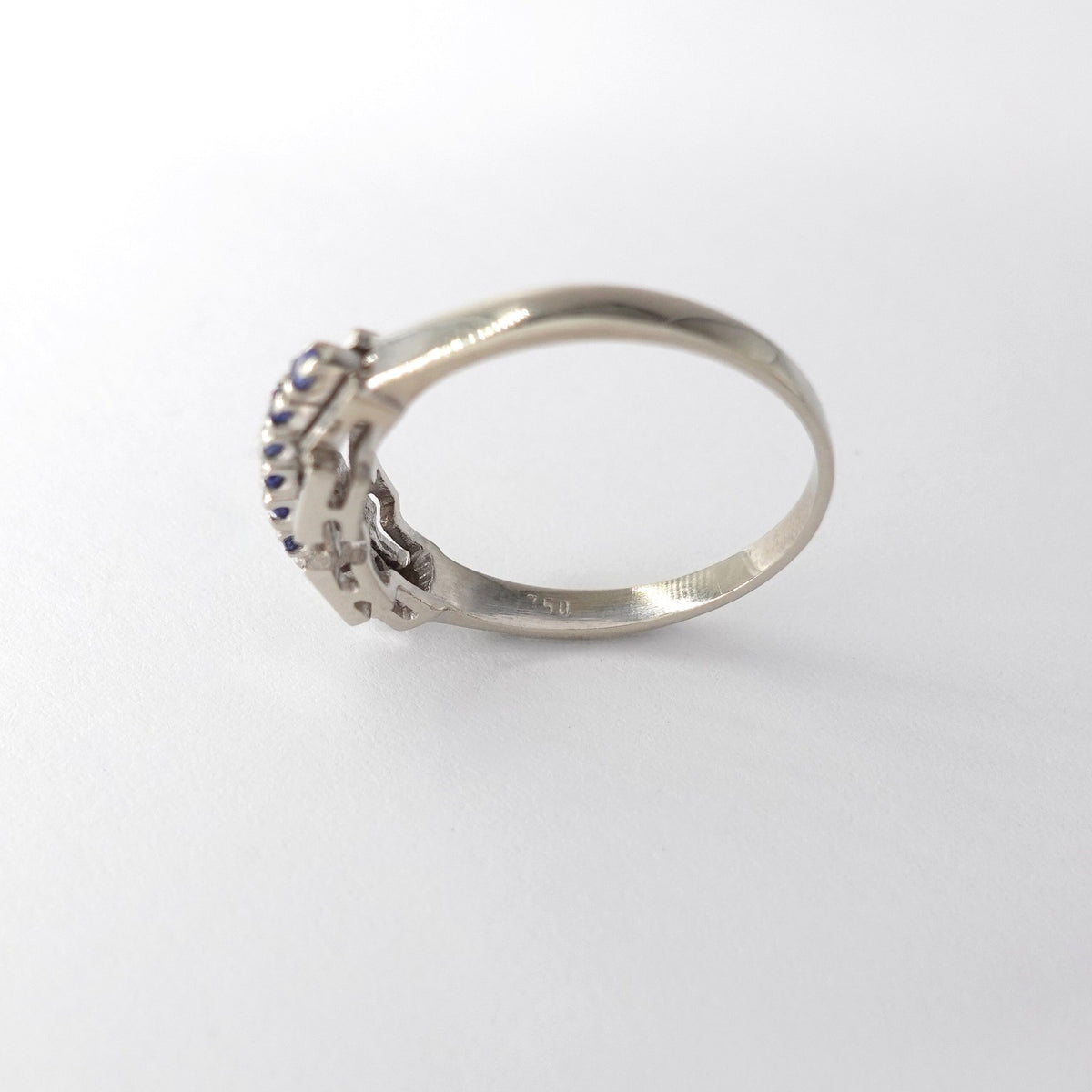 Anello a Riviera Geometrica Alternata con Zaffiri