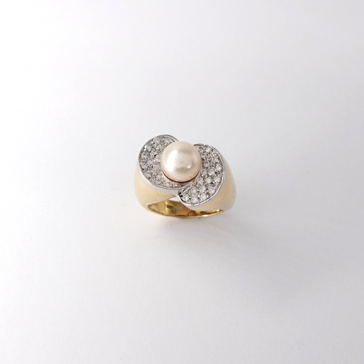 Anello con Perla e Pavè di Diamanti