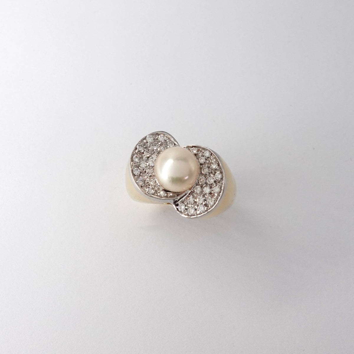 Anello con Perla e Pavè di Diamanti