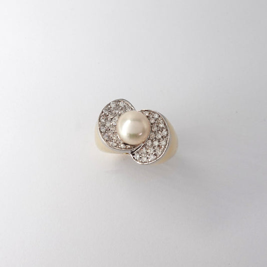 Anello con Perla e Pavè di Diamanti