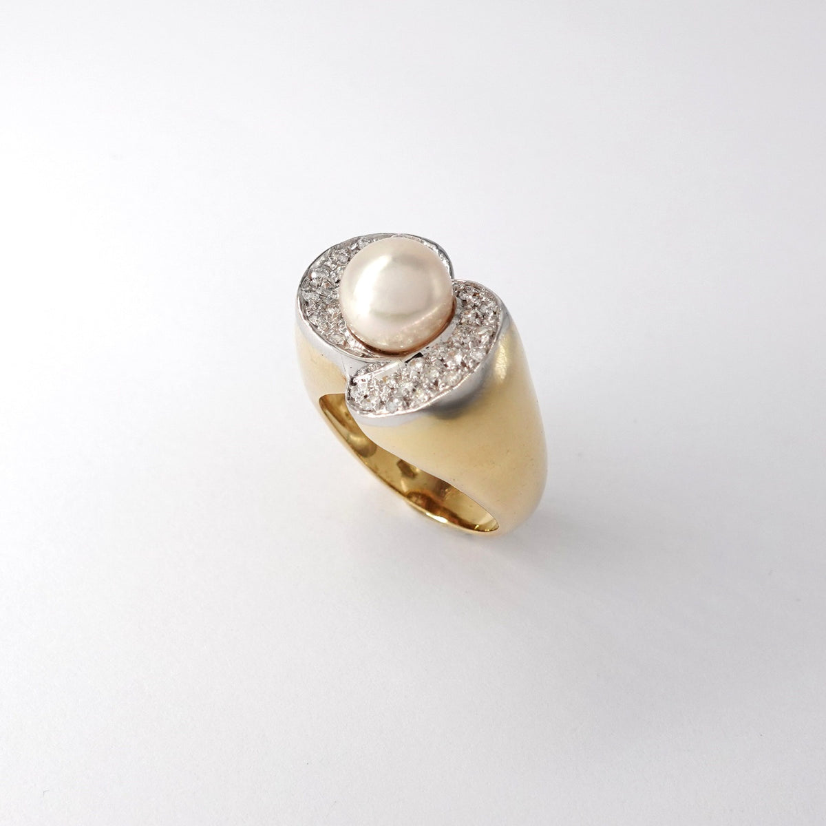 Anello con Perla e Pavè di Diamanti