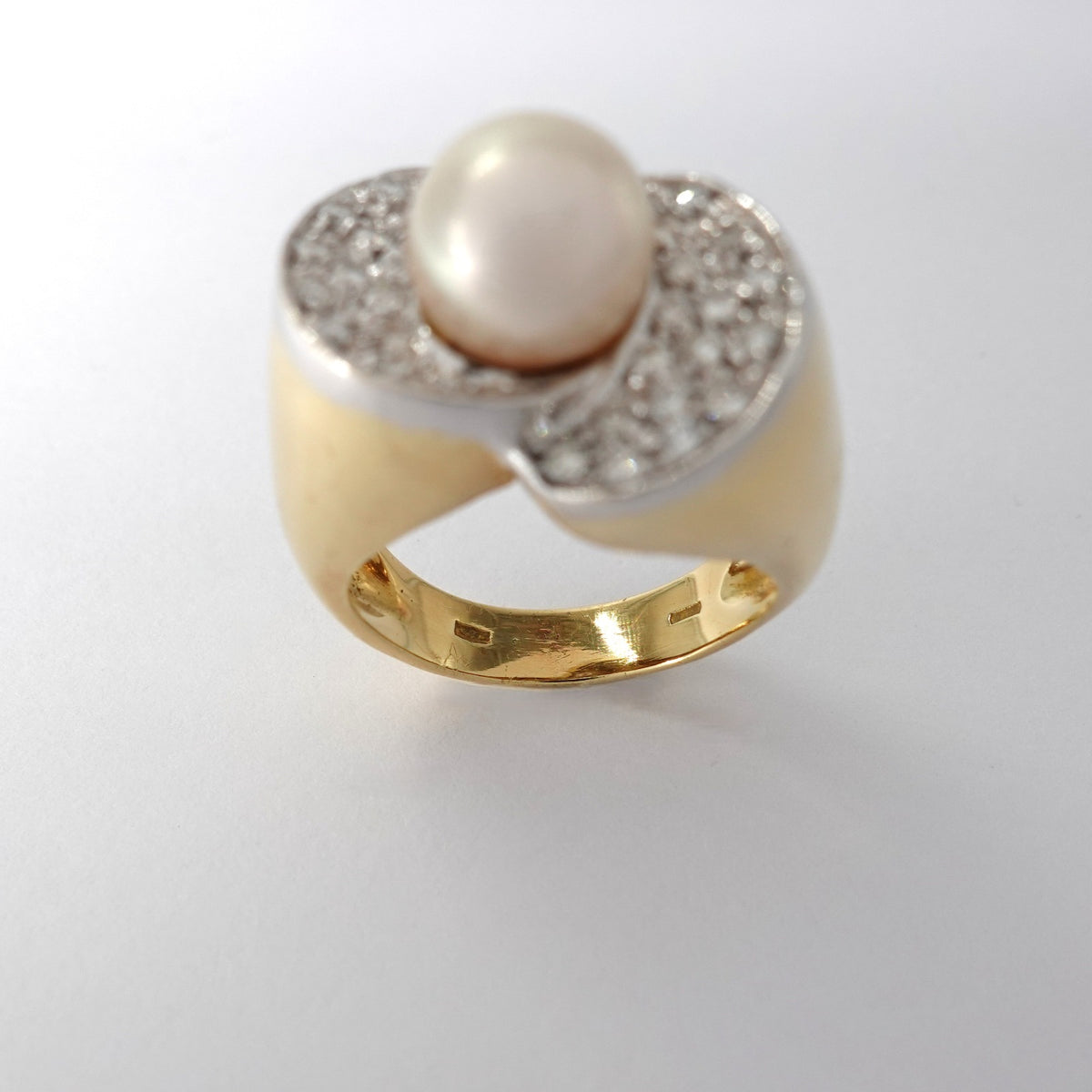 Anello con Perla e Pavè di Diamanti