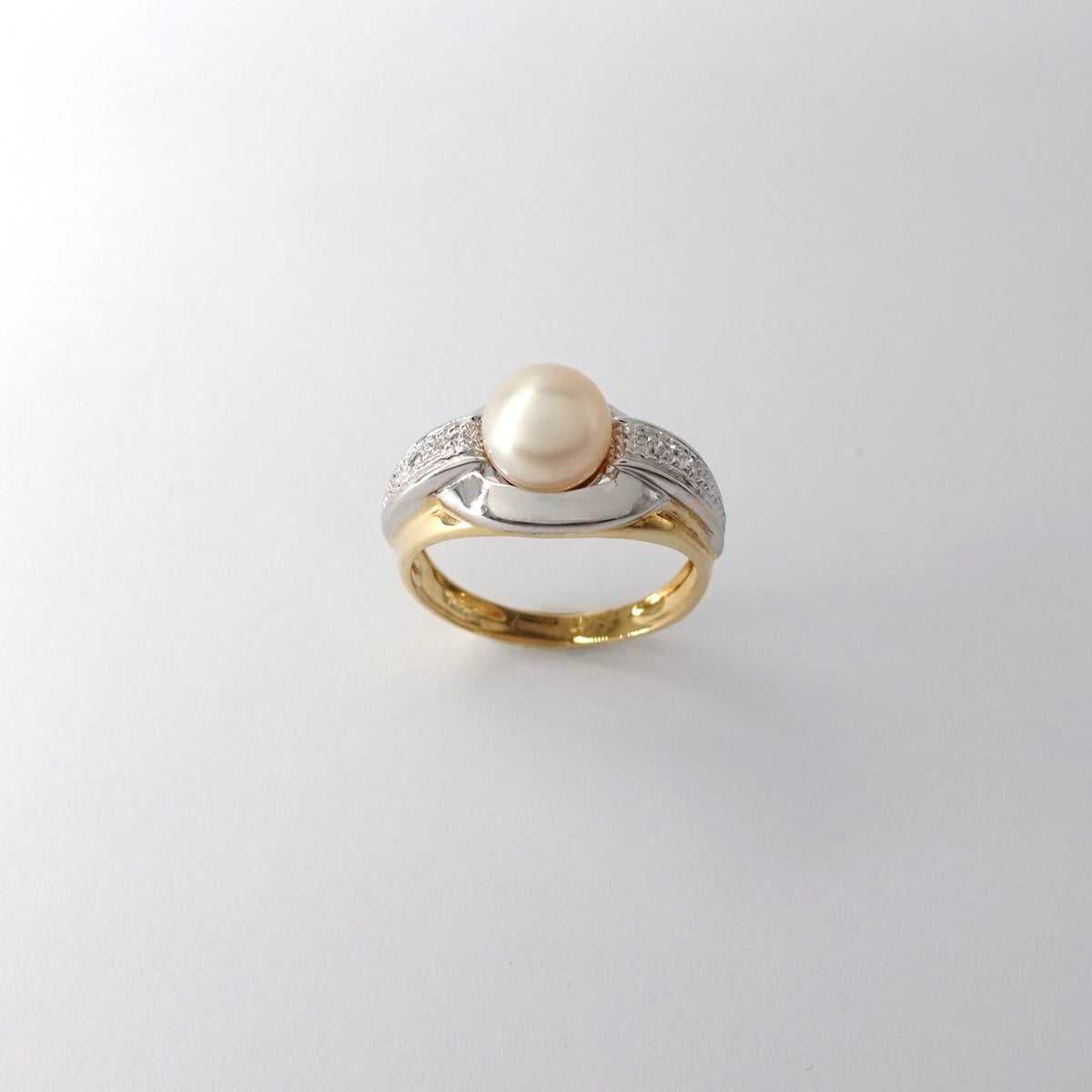Anello  con Perla e Diamanti