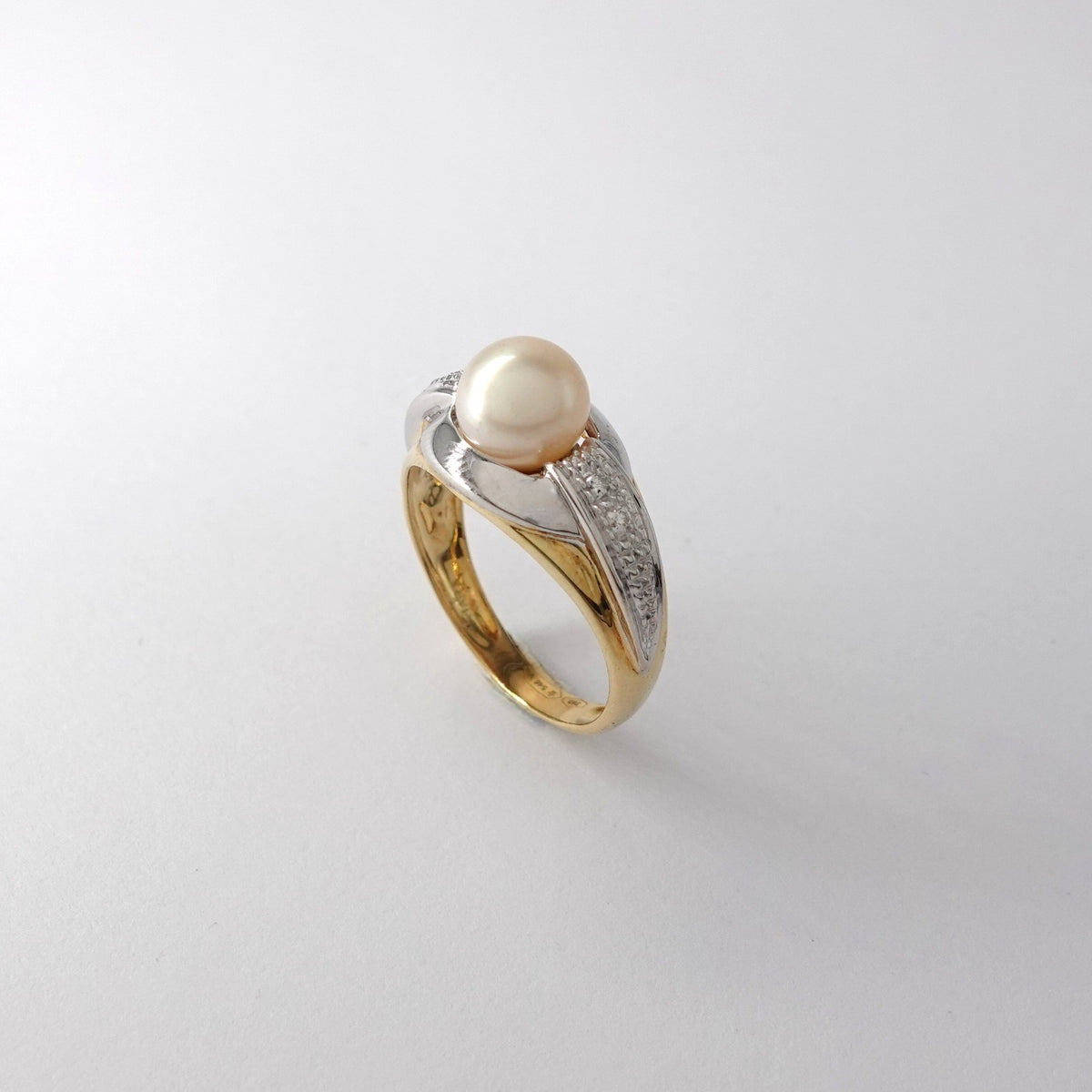 Anello  con Perla e Diamanti