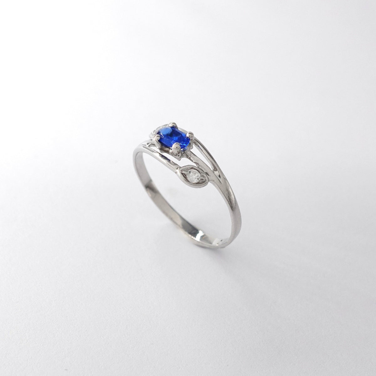 Anello in Oro Bianco  con Zirconi