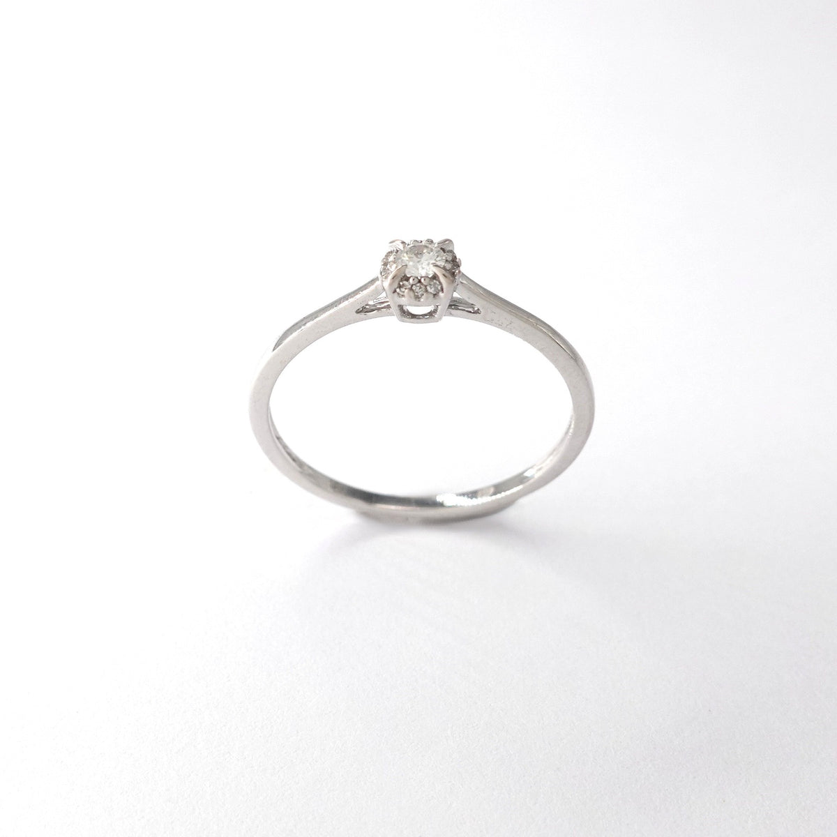 Anello Solitario in Oro  con Diamanti