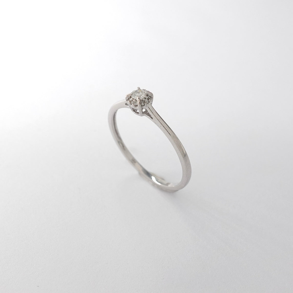 Anello Solitario in Oro  con Diamanti