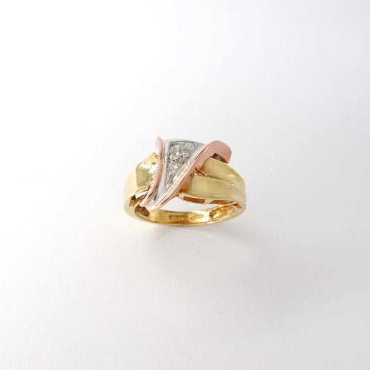 Anello a fascia lavorata in oro giallo, bianco e rosè con pavè di diamanti