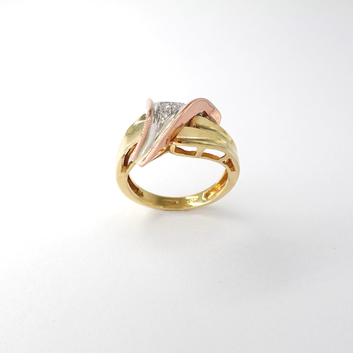 Anello a fascia lavorata in oro giallo, bianco e rosè con pavè di diamanti