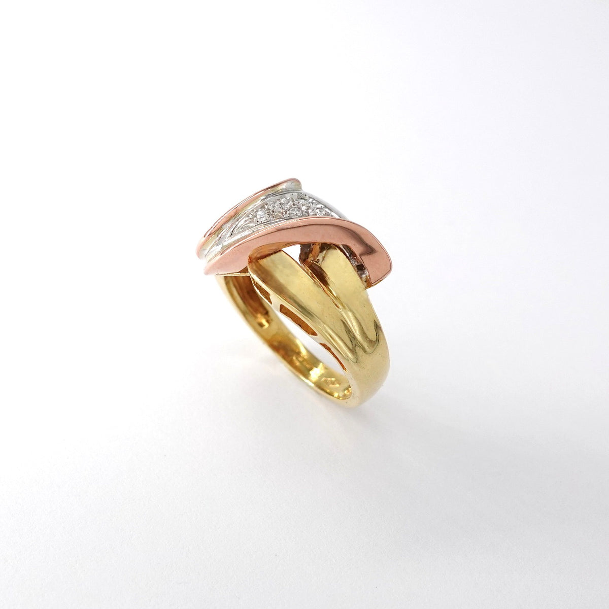 Anello a fascia lavorata in oro giallo, bianco e rosè con pavè di diamanti