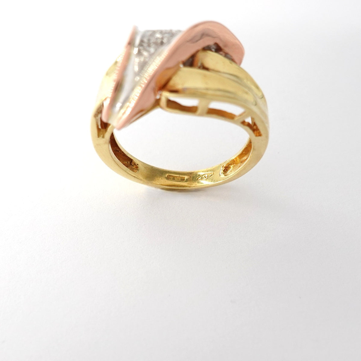 Anello a fascia lavorata in oro giallo, bianco e rosè con pavè di diamanti