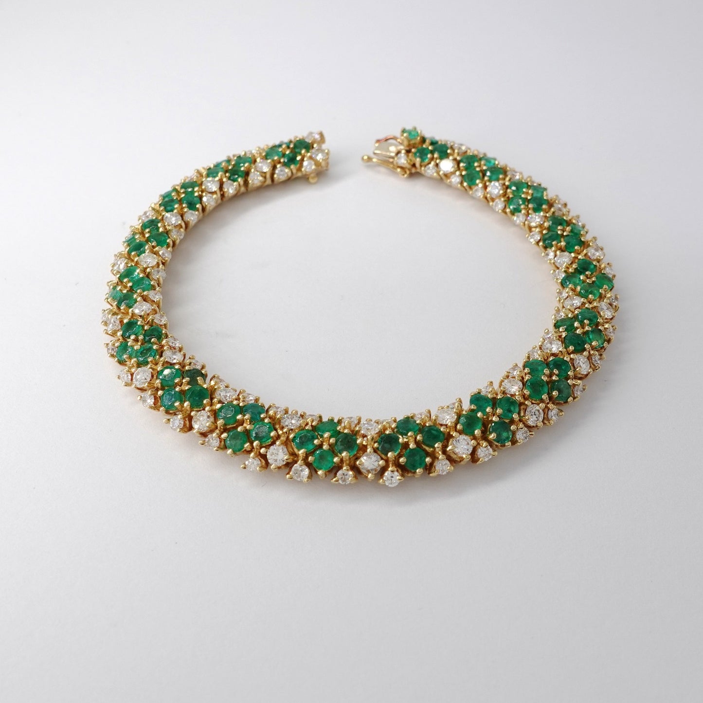 Parure, bracciale e collana con diamanti e smeraldi