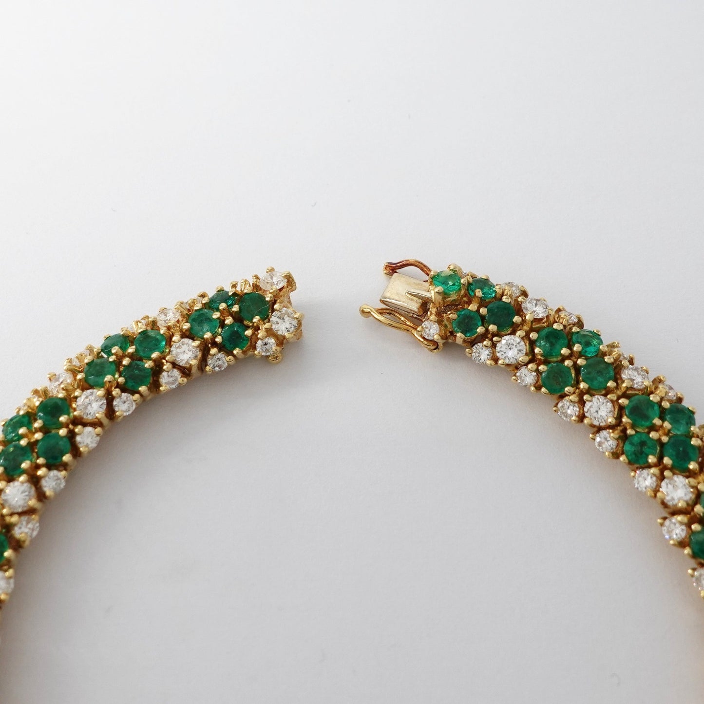 Parure, bracciale e collana con diamanti e smeraldi