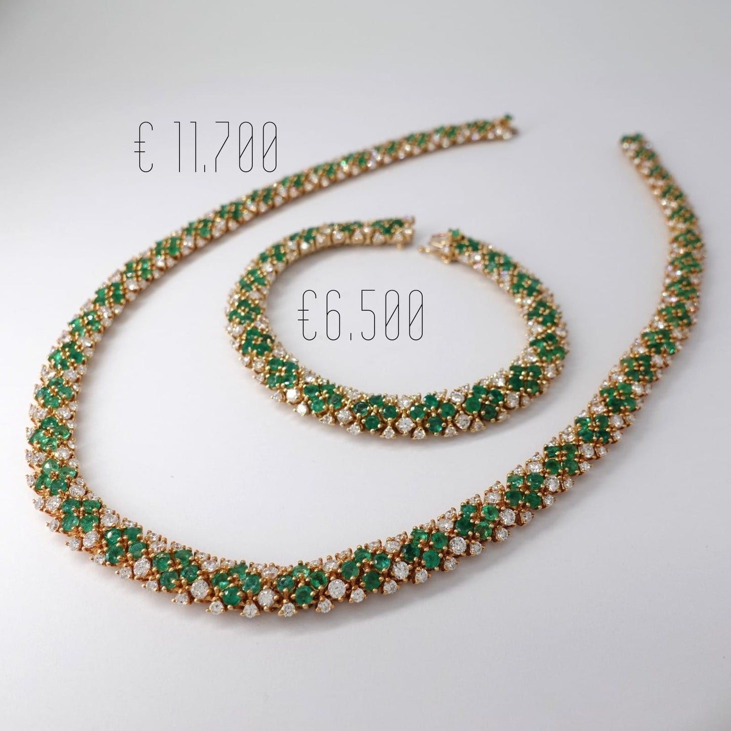 Parure, bracciale e collana con diamanti e smeraldi
