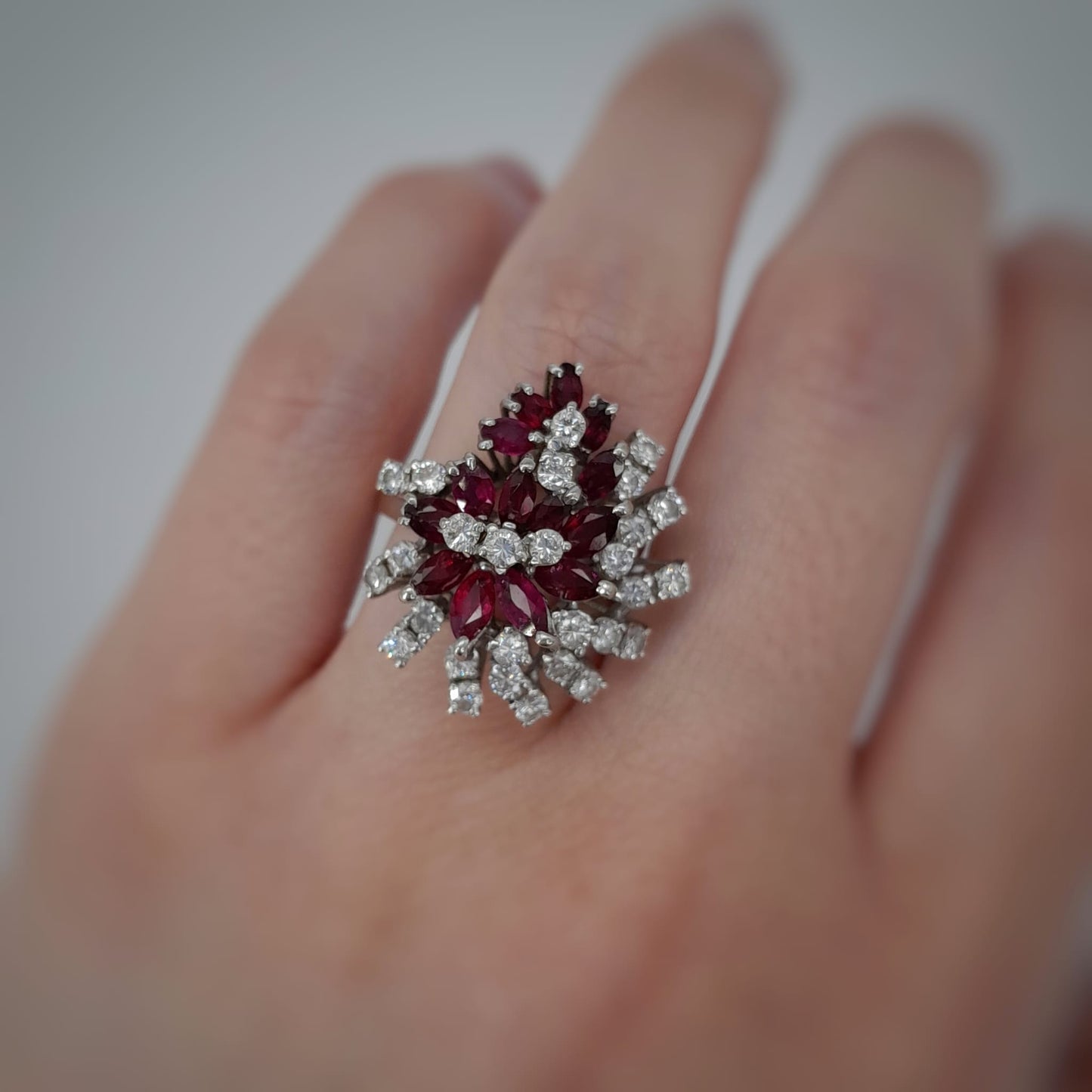 Anello con rubini e diamanti
