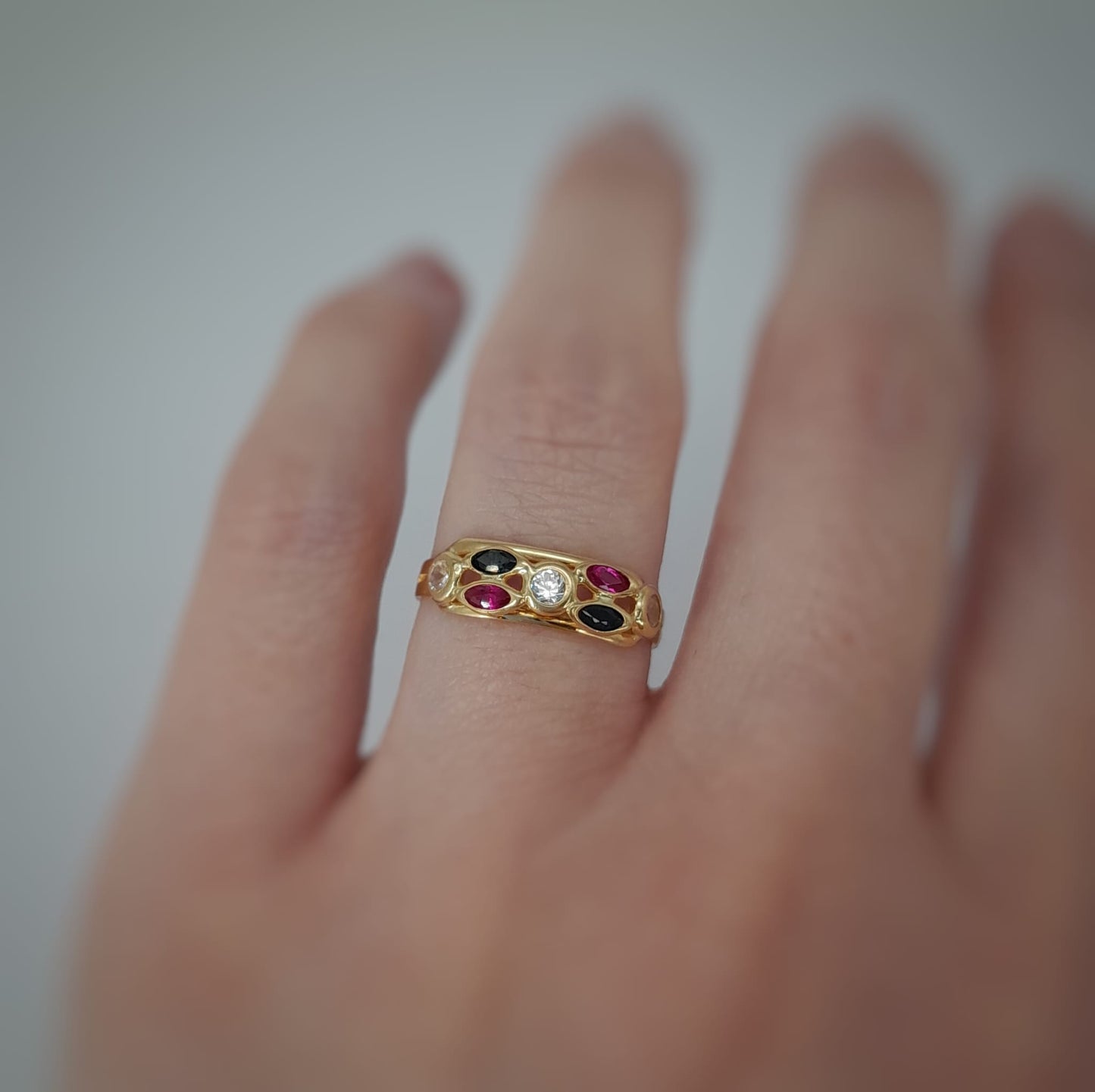 Anello con zirconi colorati