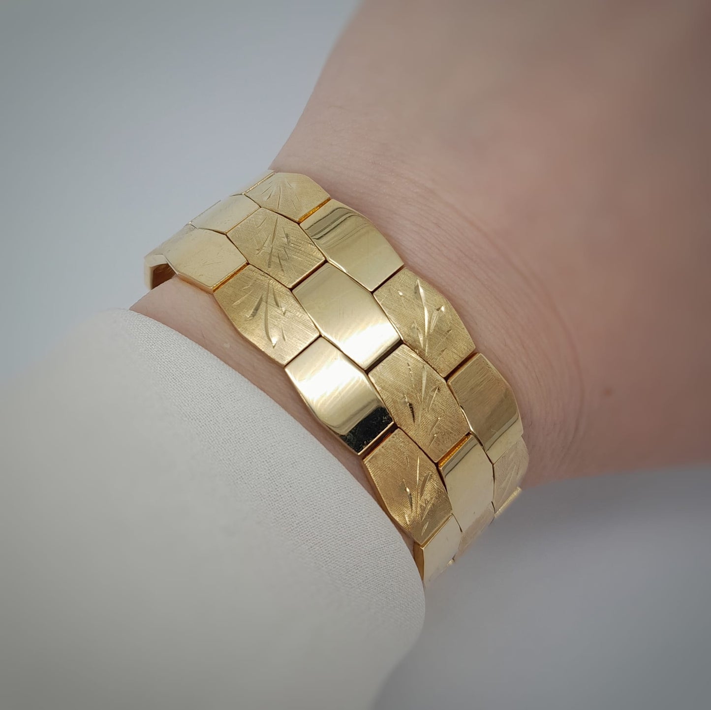 Bracciale semirigido