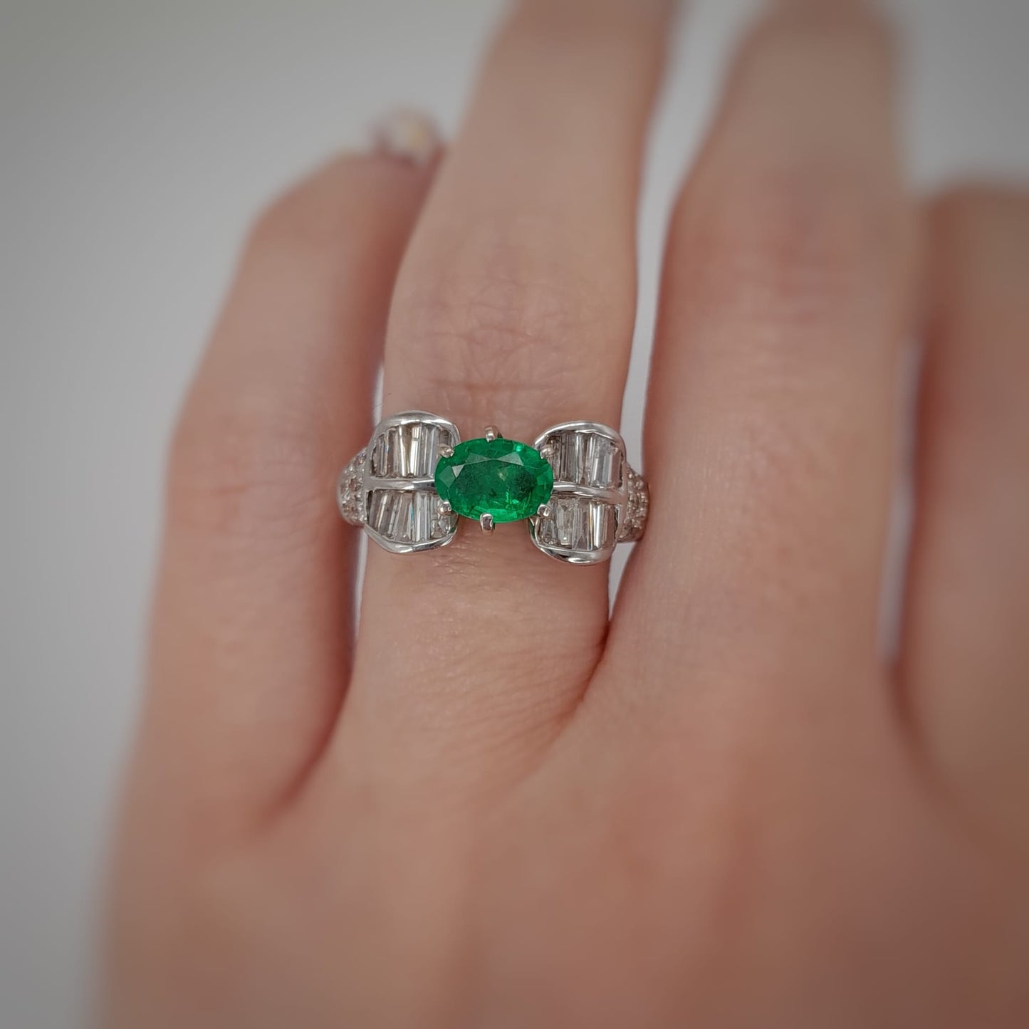 Anello con smeraldo