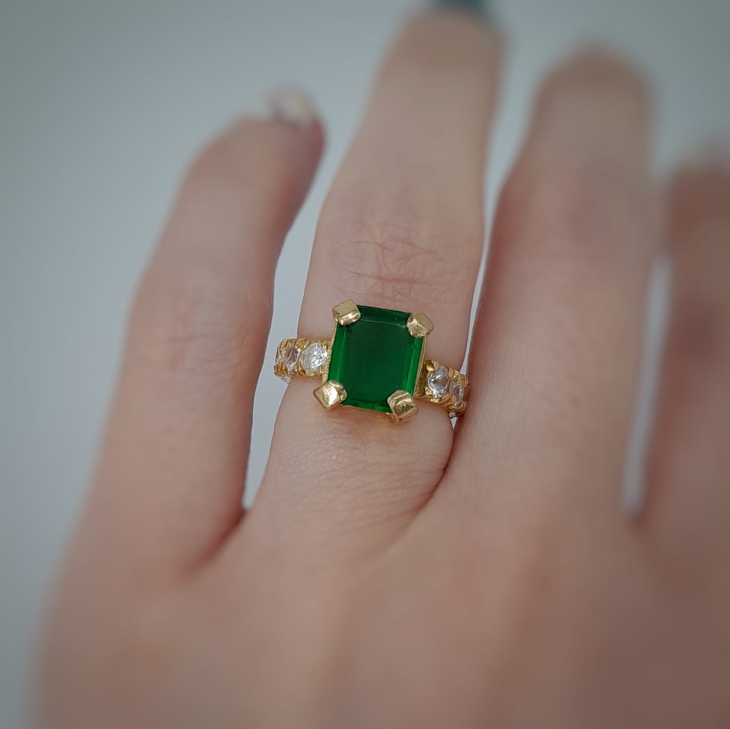 Anello con zirconi