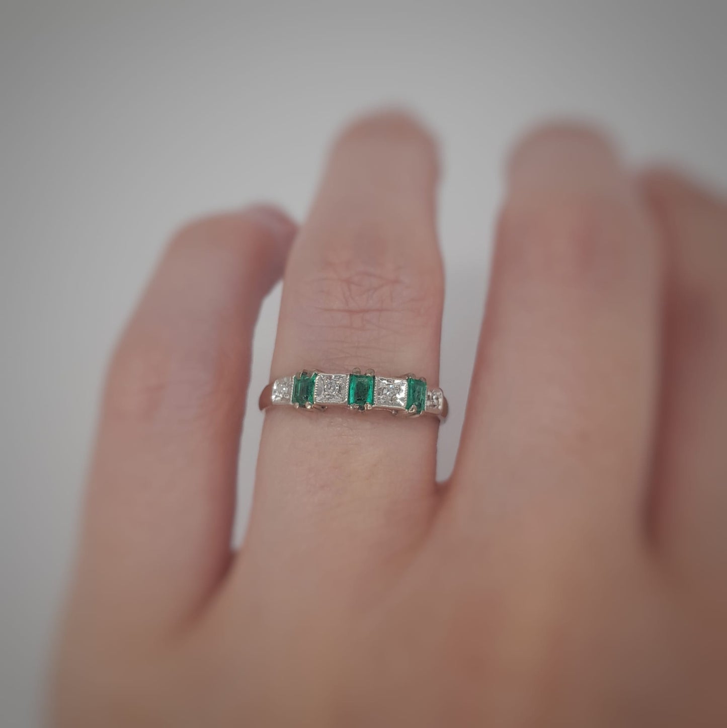 Anello con smeraldi