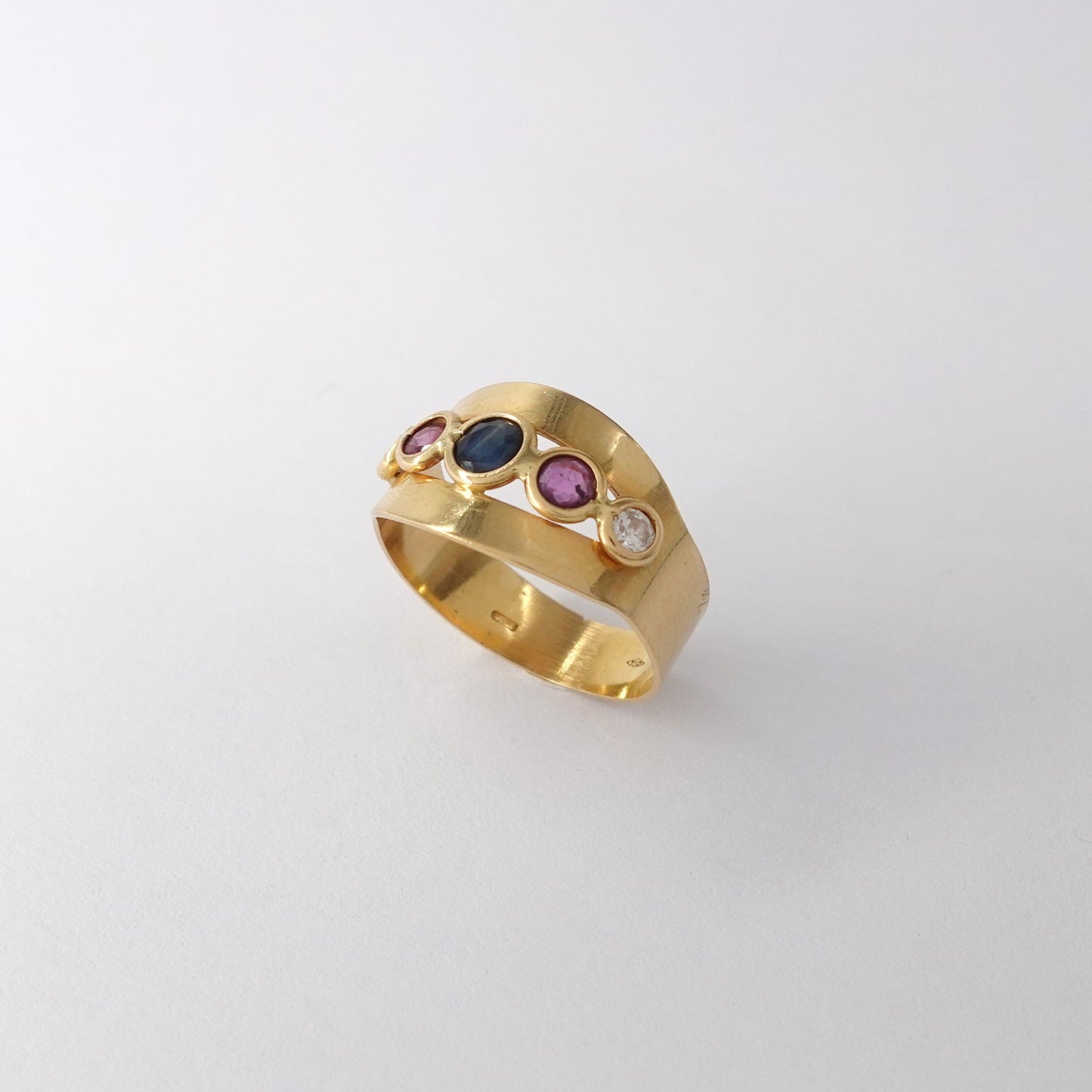 Anello con zirconi colorati