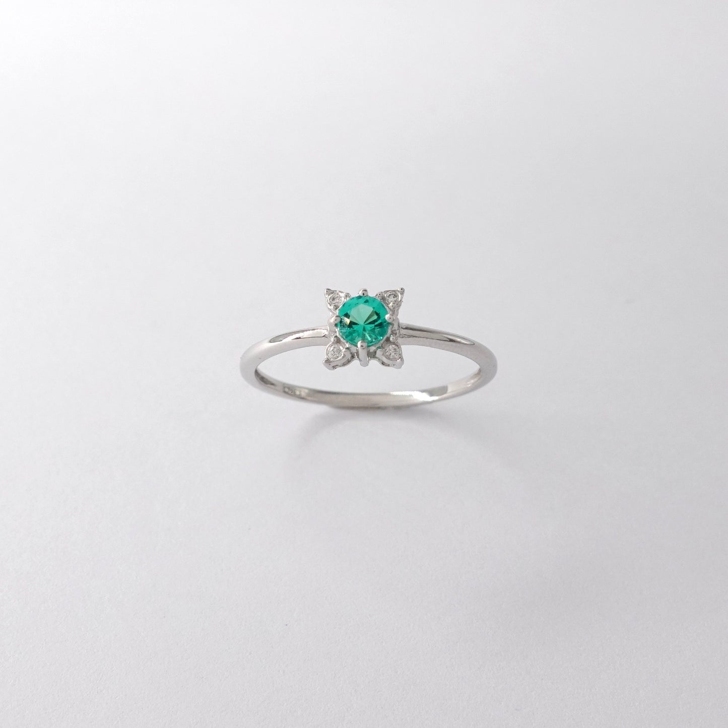 Anello con smeraldo