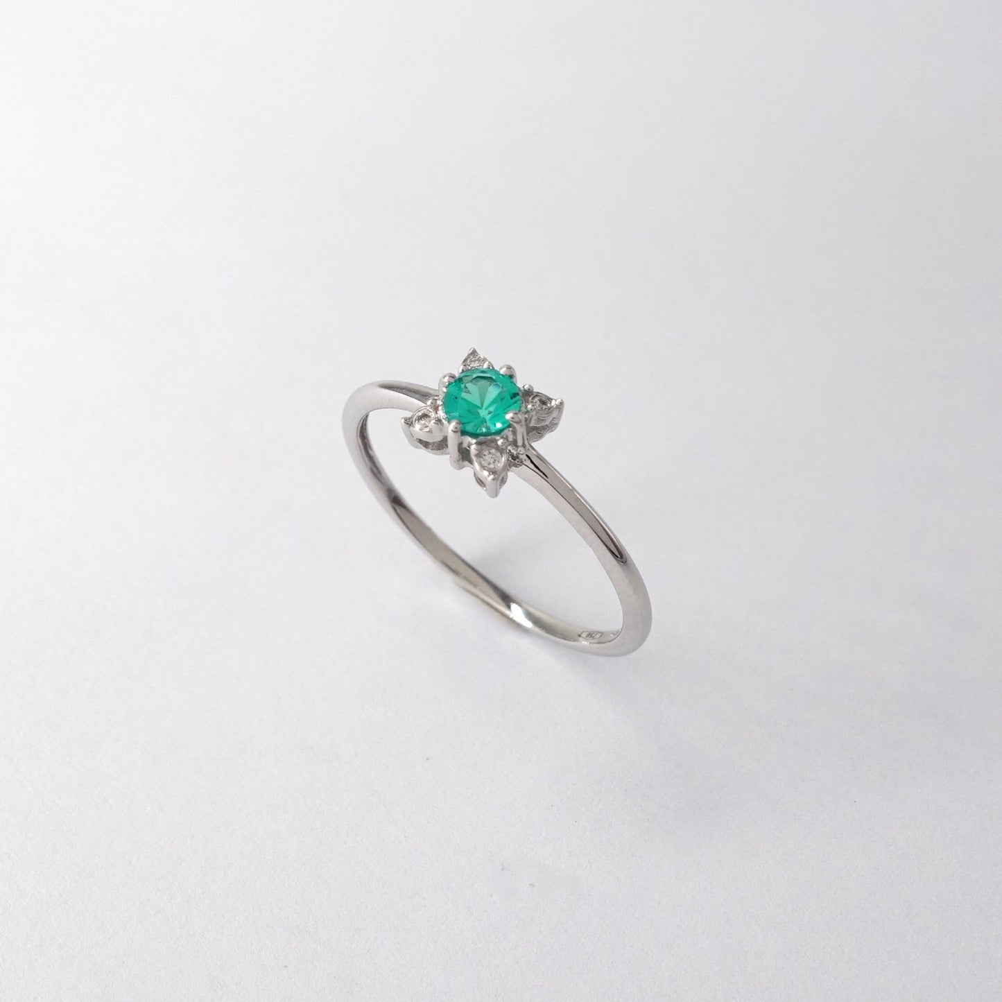 Anello con smeraldo