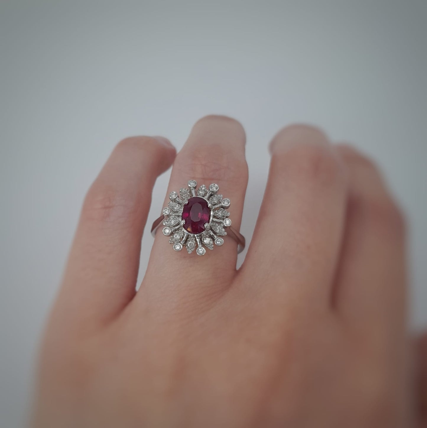Anello con rubino e diamanti