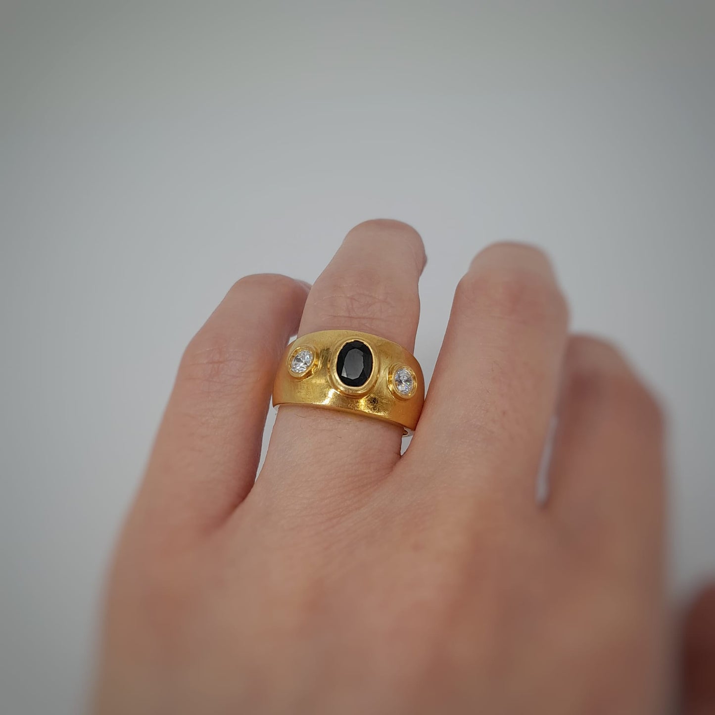 Anello con zaffiro e zirconi