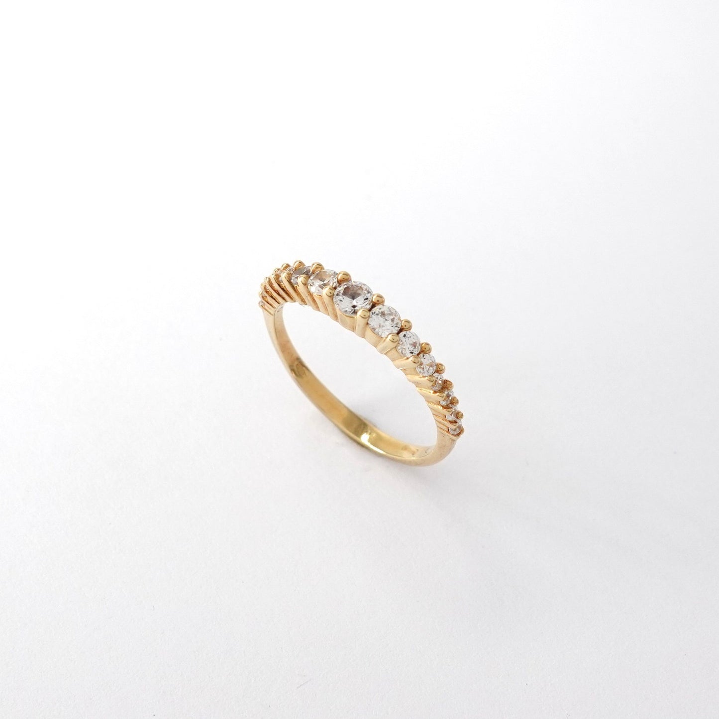 Anello con zirconi