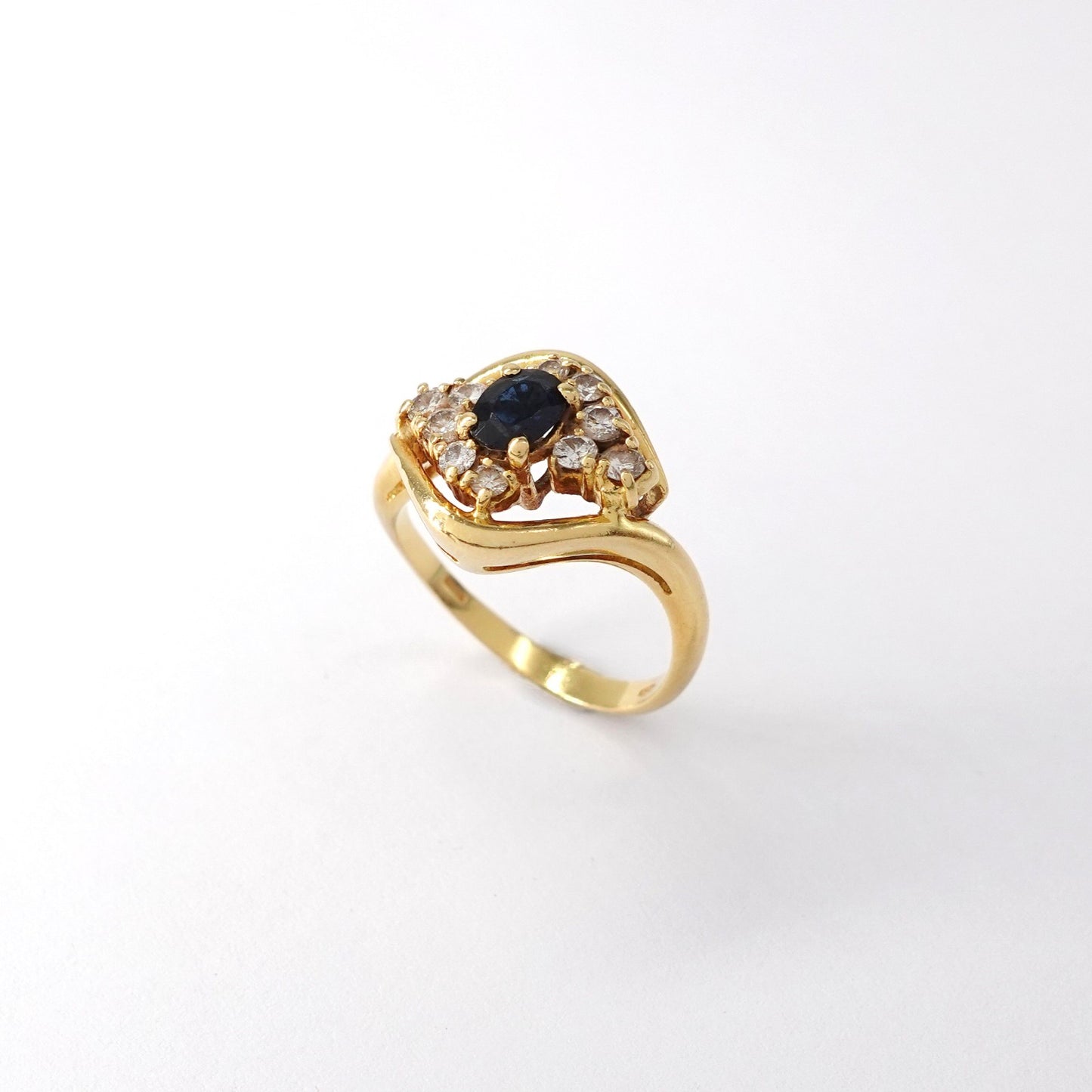 Anello  con zaffiro e diamanti