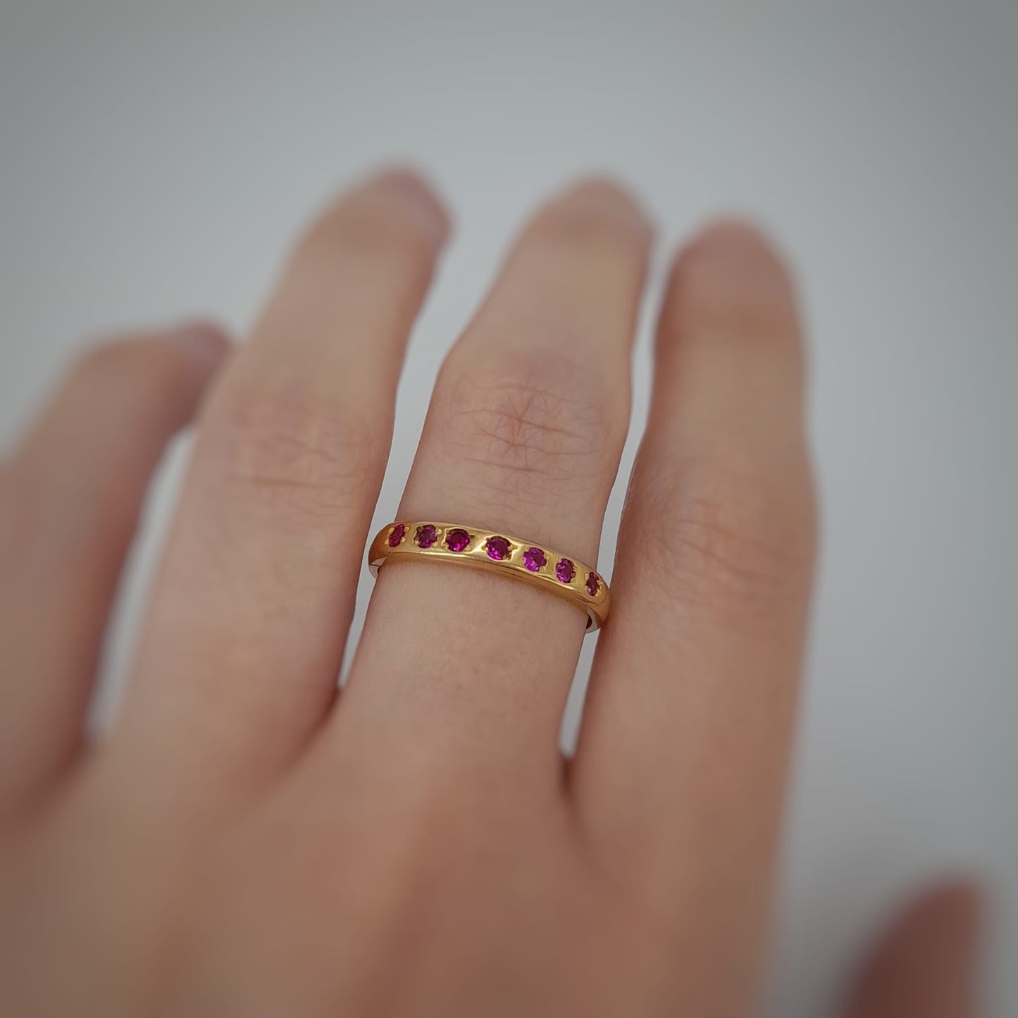 Anello a fedina con rubini
