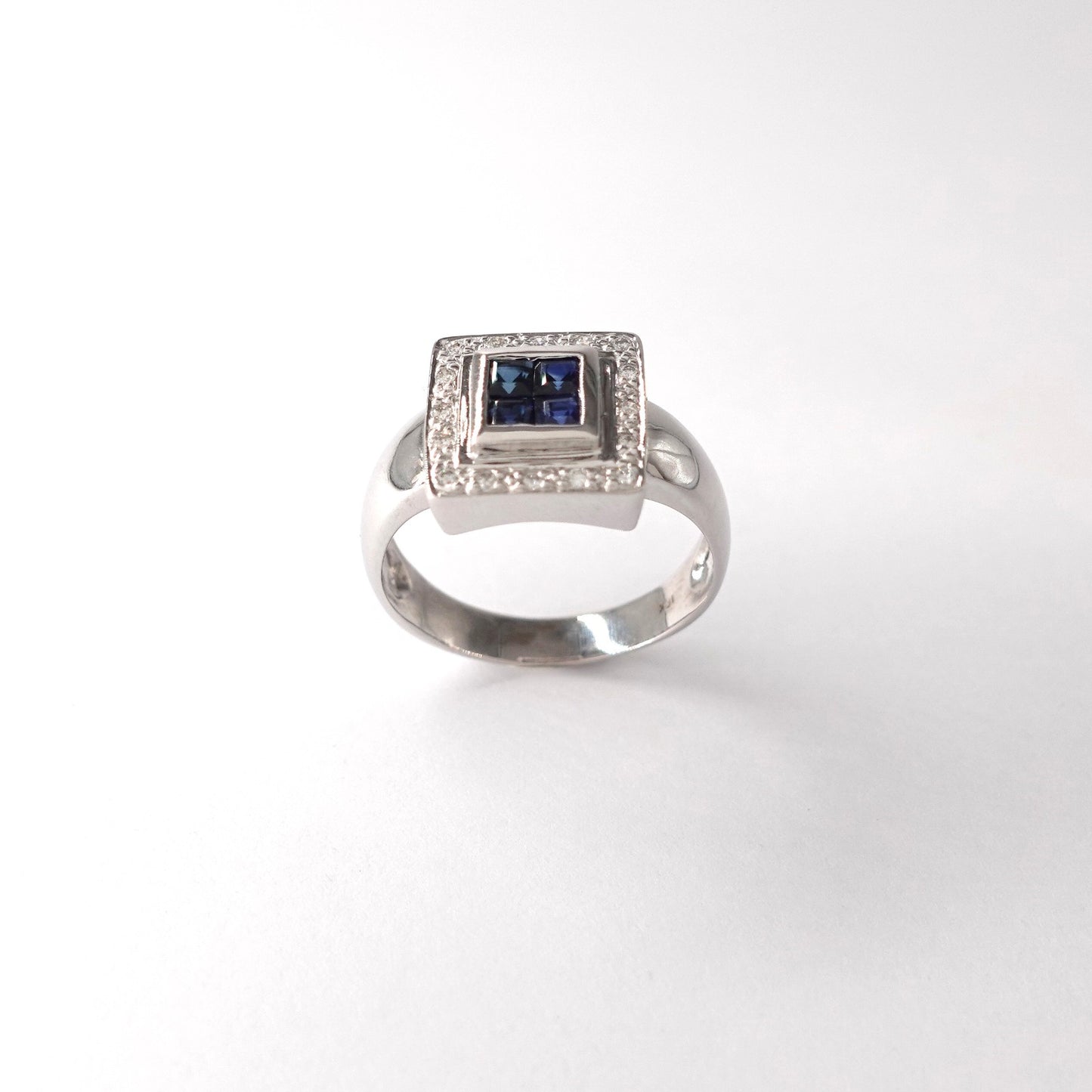 Anello con diamanti  e zaffiri sintetici